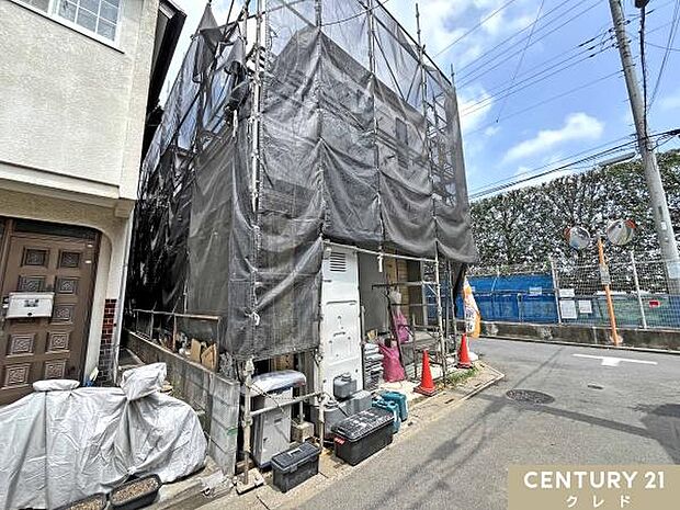 陽光降り注ぐ、全室南西向き3LDK。ベルク鶴ヶ丘店まで徒歩3分で、毎日のお買い物にも便利!9月の完成をお楽しみに!