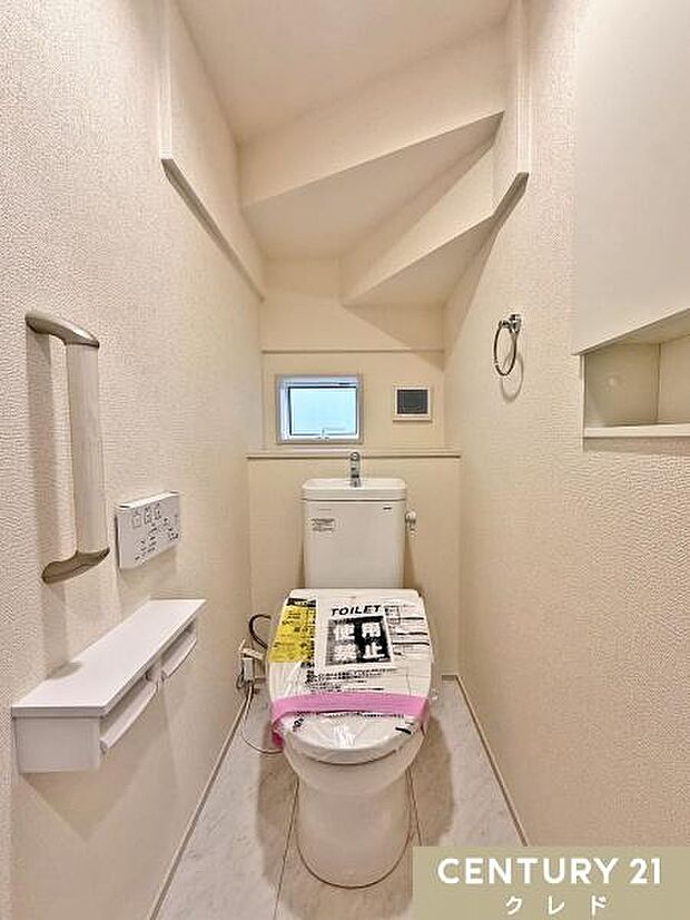 収納付きの温水洗浄トイレは、スタイリッシュなデザインと機能性を両立。トイレットペーパーや消耗品をスッキリ収納でき、スペースを有効活用。温水洗浄機能で快適さが向上し、清潔感も保てます。