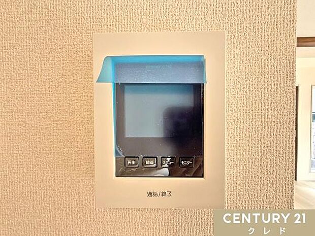【TVモニター付きインターホン】女性の一人暮らしや高齢者世帯も安心の防犯設備。手が離せない状況でもモニター越しに来訪者を確認。ドアを開ける前に来訪者の顔を映像で確認できます。