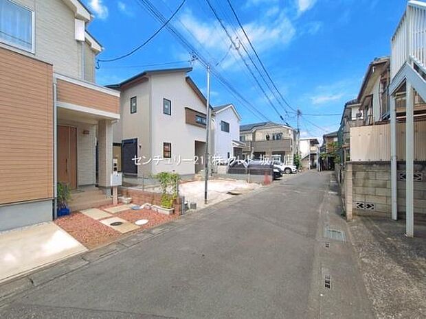 43坪超のゆとりある敷地。カースペースには並列3台が駐車可能。夫婦2台+来客用など、多人数で過ごす世帯にも対応します。