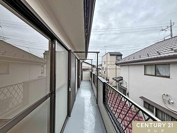 3つの部屋が繋がる、陽当り良好な南向きバルコニー。日中はたっぷりの光が差し込み、お洗濯物も気持ちよく乾かせます。