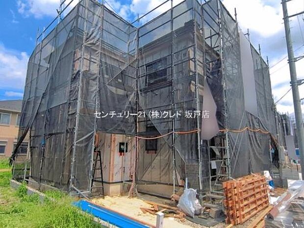 美しい街並みが広がる、全10棟のビッグコミュニティが誕生。南東側約6m公道に面した開放的な立地で、全棟駐車2台可能です。