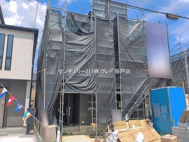 2台駐車可能なカースペース付き。通勤やお子様の送り迎えなど、お車をお持ちの方も安心です。