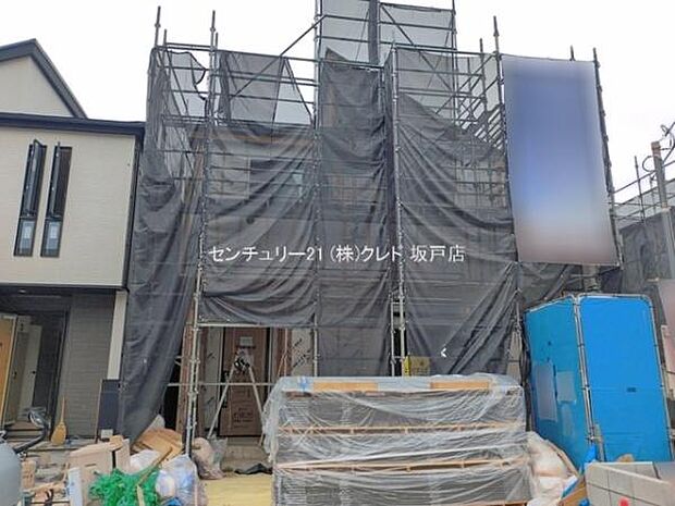 シートの中で着々と工事が進んでいきます。完成済みの棟では、設備や仕様はもちろん、住まいの雰囲気も実際にご確認いただけます。ぜひ現地をご見学ください。