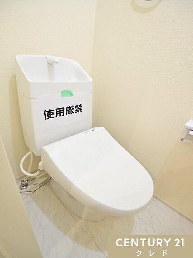 快適性と衛生面を兼ね備えたウォシュレット機能付きトイレ。お手入れもしやすく、清潔な状態を保ちやすいのも魅力です。