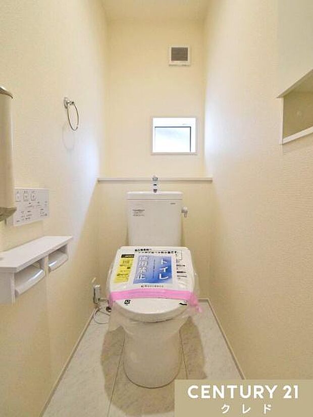 窓から自然光が入り、明るく爽やかな印象のトイレです。温水洗浄便座付きで毎日快適。お手入れもしやすく、清潔な状態を保ちやすいのも魅力です。