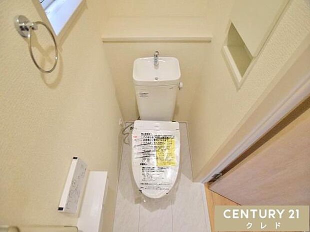 窓から自然光が入り、明るく爽やかな印象のトイレです。温水洗浄便座付きで毎日快適。お手入れもしやすく、清潔な状態を保ちやすいのも魅力です。