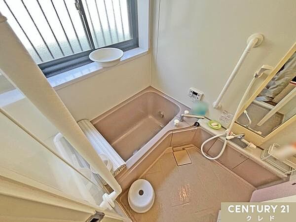 自然光が差し込む窓付きで明るいバスルーム。換気も良好！追い焚き機能や浴室暖房乾燥機、安全に配慮した手すりなど設備も充実！