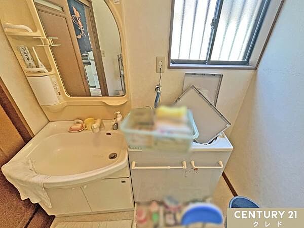 収納力も兼ね備えた独立洗面台！洗面室にも窓があるので、お風呂上がりのこもった湯気なども換気出来ます。