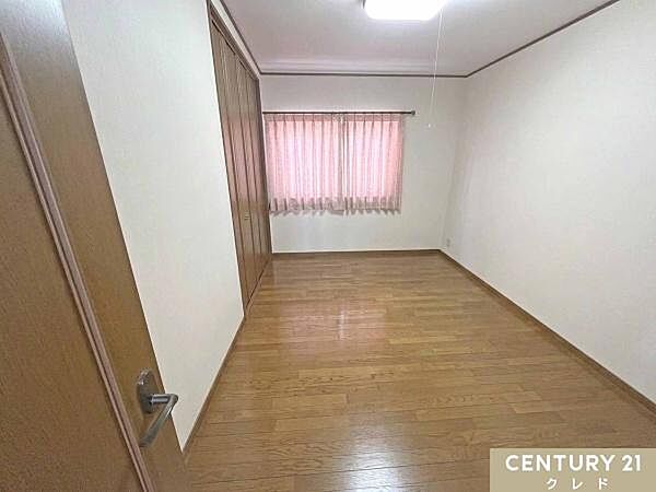 【洋室6.5帖】ゆとりある全居室6帖超なので生活動線を確保しやすく、快適に過ごせます。※残置物をCG加工により除去しています。