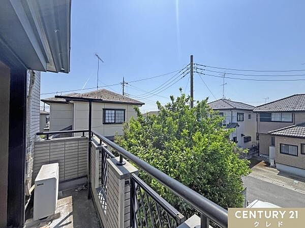 バルコニーからの眺望です。周辺は高い建物がない閑静な住宅街となっており、穏やかで落ち着いた住環境が広がっています。