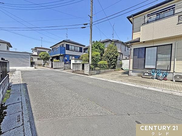 南側幅員5ｍに面し採光・通風良好な立地です。落ち着きのある住宅街でのびのび過ごせます。