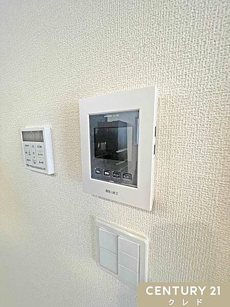 室内から一目で来客を確認できる安心のTVモニター付きのインターホン。スイッチ1つで一定量の湯を浴槽に張ったり、保温や追い焚きをすることができるオートバス付。