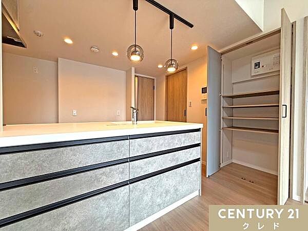 【キッチン新規リフォーム】新しくなったキッチンでお子様のお弁当と朝食を同時に準備。大容量の収納力で、増えていく子育てグッズもすっきり整理。