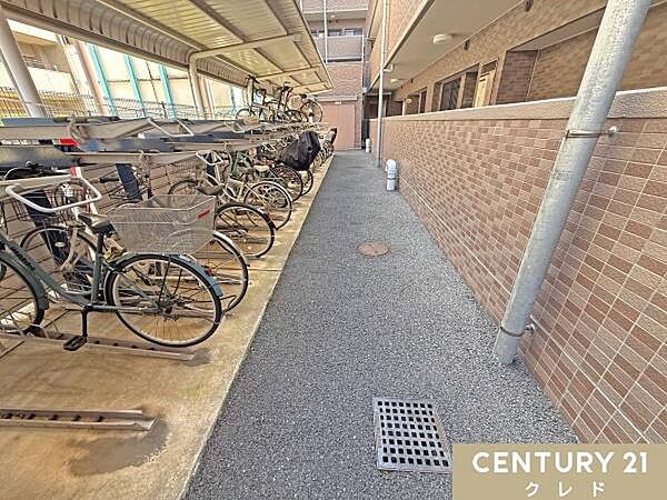 通勤・通学など自転車をお使いのご家族も駐輪場をご利用いただけます。屋根の付いた駐輪スペースは雨などによる錆から自転車を守ります。