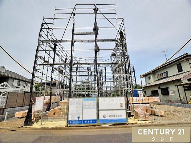 基礎が完成し、足場が取り付けられていました。まもなく建物の骨組みとなる木工事が始まります。