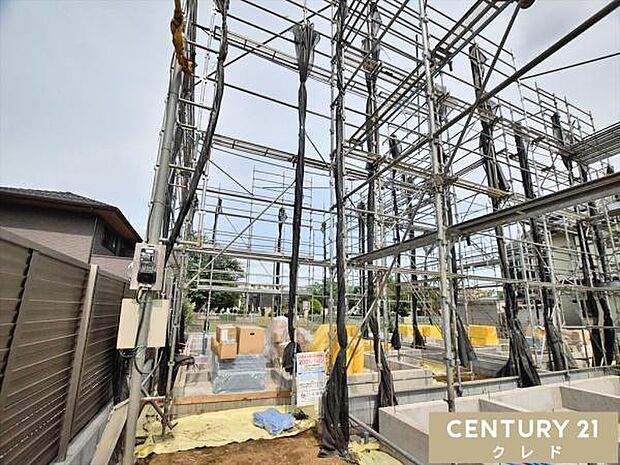 基礎が完成し、足場が取り付けられていました。まもなく建物の骨組みとなる木工事が始まります。