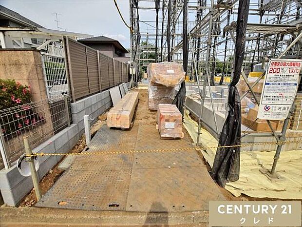 道路から奥まった旗竿地のため、人目が気になりにくく静かで落ち着いた住環境です。駐車場は全棟2台分確保。来客時はもちろん、将来お子様が免許取得時に便利ですね。