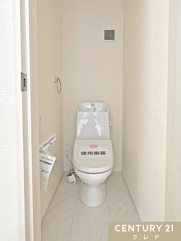 明るく爽やかな印象のトイレです。温水洗浄便座付きで毎日快適。お手入れもしやすく、清潔な状態を保ちやすいのも魅力です。