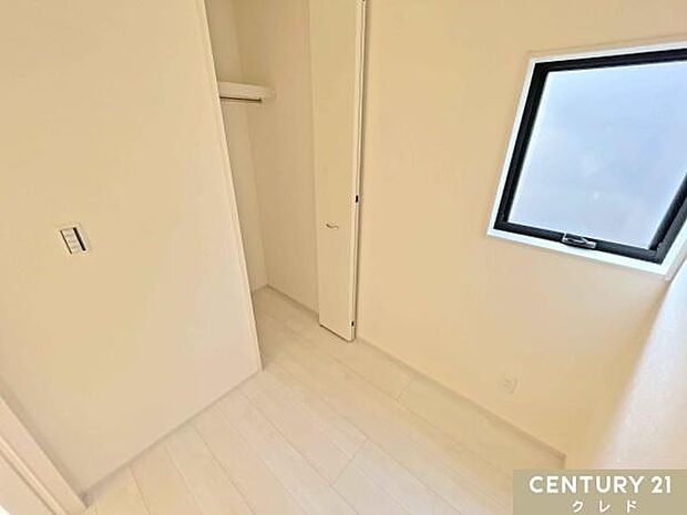 【ストレージルーム】収納としてはもちろん、窓からの採光がありコンセントも完備しているため、テレワークスペースや書斎としても大活躍。リモート会議や集中したい作業にもぴったりの空間です。