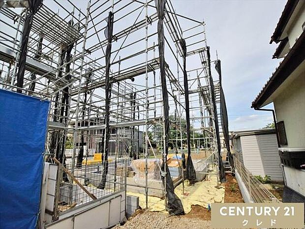 基礎が完成し、足場が取り付けられていました。まもなく建物の骨組みとなる木工事が始まります。