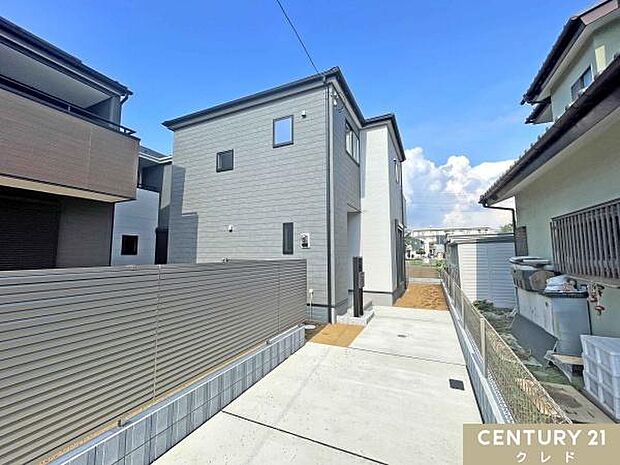 駐車場は、ご夫婦でお車をお持ちの方にも嬉しい2台分確保。道路から奥まった旗竿地ならではの落ち着いた住環境で、周囲の視線を気にせず穏やかに暮らせます。