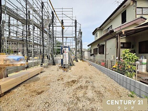 道路から奥まった旗竿地のため、人目が気になりにくく静かで落ち着いた住環境です。駐車場は全棟2台分確保。来客時はもちろん、将来お子様が免許取得時に便利ですね。