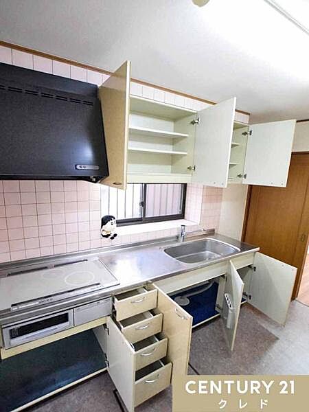 上下に豊富な収納を備え、調理器具や食器類もすっきり整理整頓。キッチンを広々と使え、お料理がもっと楽しくなります。