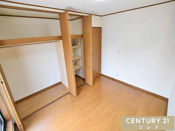 【洋室C】南バルコニーに面し、陽当り・通風良好な明るい洋室。大容量のクローゼットはハンガーパイプと可動棚付きで、衣類や小物をすっきり整理できます。