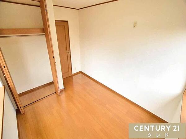 【洋室A】どんな家具にも合わせやすい、白と木目を基調としたナチュラルな空間。ベッドやデスクを置いてもゆとりがあり、子供部屋にもピッタリです。