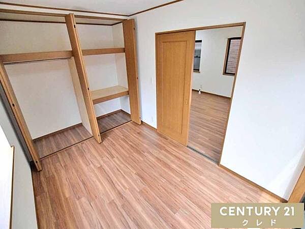 【1階洋室】壁一面に設けられたクローゼットが魅力。衣類や荷物をたっぷりと収納できるため、お部屋を広々と使えます。明るく開放的な空間です。