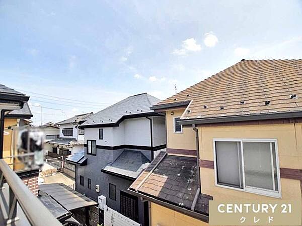 バルコニーからの眺望です。周辺は高い建物がない閑静な住宅街となっており、穏やかで落ち着いた住環境が広がっています。