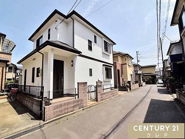 東武東上線「霞ヶ関」駅徒歩10分。閑静な住宅街に位置しながら、スーパーやクリニックなど日常の暮らしに欠かせない施設が徒歩圏内に揃います。