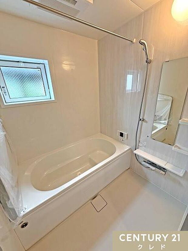 節水効果のあるベンチ付きタイプの浴槽です。浴室暖房乾燥機&ランドリーパイプ付きで悪天候の日や花粉の季節でも安心して干せます。