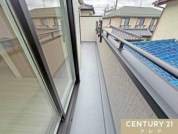 2部屋から出入り可能なワイドバルコニー。日光を取り入れやすい南東向きで、洗濯物も乾かしやすく、家事時短にもつながります。