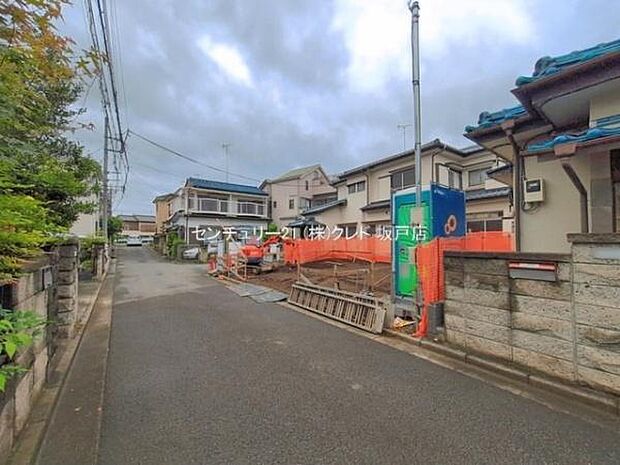 東武東上線「新河岸」駅まで徒歩11分。商業施設や教育機関も近隣に充実した、子育て家族にオススメの立地です。