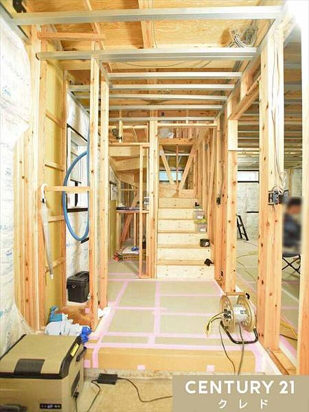 基礎が完成し上棟が行われていました。建物の骨組みや内部仕様を作る工程で、住空間を形作ります。
