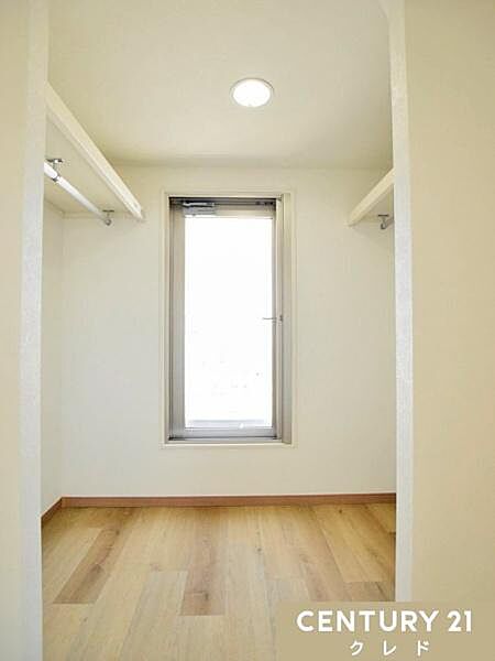 シーズン物のアウターから小物類まで、衣類もたっぷり収納できる、洋服好きにも嬉しいウォークインクローゼットを完備。毎日のお洋服選びも楽しみになりそうです。