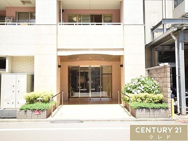 共有エントランスにはオートロックを設置。鍵を持っている入居者・関係者以外はエントランス内に入ることができないので、防犯面でも安心です。