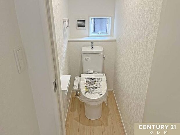 使い勝手の良い温水洗浄便座に、手洗い一体型タンクを備えたトイレ。小窓があるので換気もしやすく、清潔な空間が保てます。