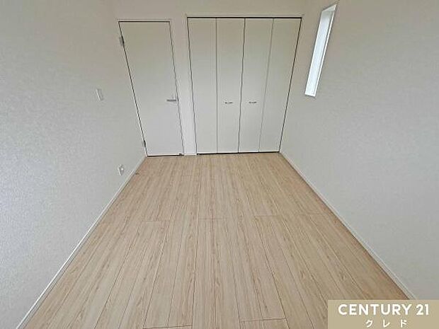 【洋室6帖】子供部屋としてもおすすめな洋室。ベッドやデスクなども配置しやすく、快適なプライベート空間をつくれます。
