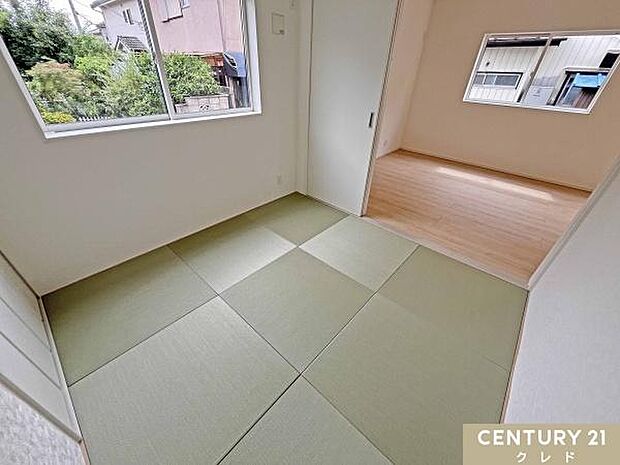 【和洋室4.5帖】リビングの続き間は客間やキッズスペース、在宅勤務や趣味の作業に集中できる個室としても活用できます。収納付きで日常使いもすっきり！