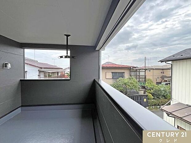 バルコニーからは広々とした青空を眺めることができます。陽当りの良い住宅街なので家事や勉強の合間にほっと一息つくことができます。