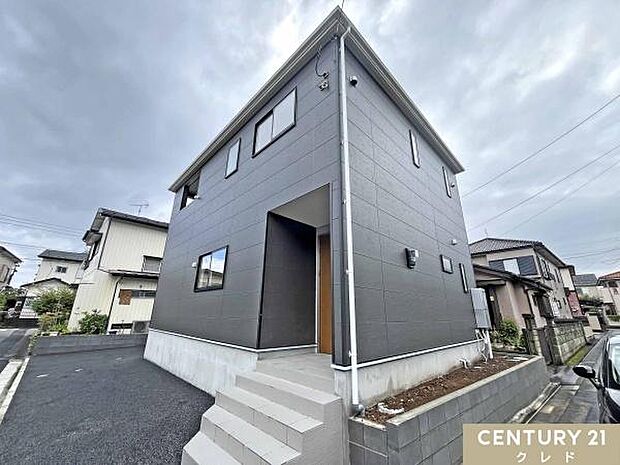 北東角地につき、開放感あふれる住環境が魅力。2方向が道路に面しているため風通しも良く、のびのびとした暮らしを楽しめる立地です。