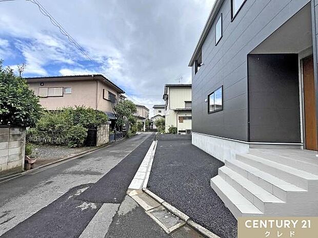 北東角地につき陽当たり・通風良好!東武東上線「鶴ヶ島」駅徒歩20分。車種により1~2台駐車可能。ちょっとしたお庭も付いています。
