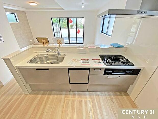 収納豊富なシステムキッチンは動線にゆとりを作り、住空間を広く確保。3口コンロや家事の時短に大活躍の食洗機など、家事をサポートする設備も充実しています。