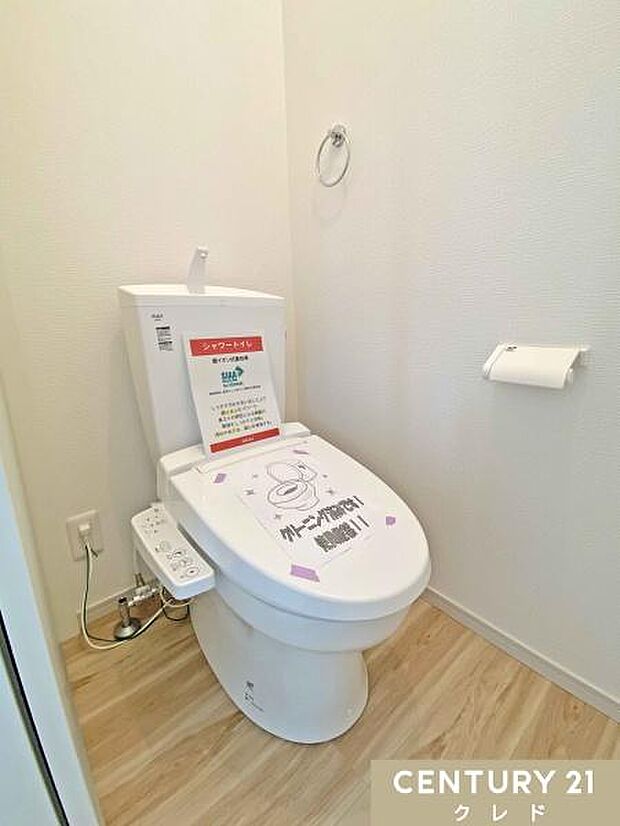 明るく爽やかな印象のトイレです。温水洗浄便座付きで毎日快適。お手入れもしやすく、清潔な状態を保ちやすいのも魅力です。