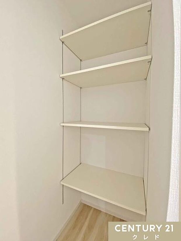 キッチン横には便利な、可動棚付きのパントリーを完備。食材のストックや調理器具、日用品などをたっぷり収納でき、キッチン周りをいつでもすっきりと保てます。