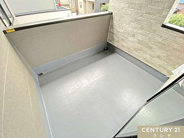 陽光がたっぷり差し込む南西向きのインナーバルコニー。屋根付きなので急な雨にも慌てることなく、安心して洗濯物を干すことができます。
