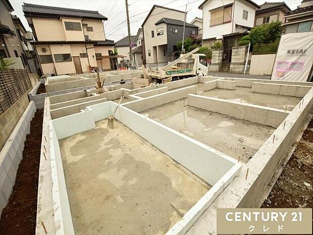 現在は基礎工事中です。床全面と立ち上がりを鉄筋コンクリートで施工することで、安心して暮らせる地震に強い基礎を造ります。